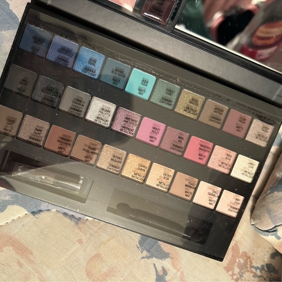 Avon Colorful Eyeshadow and Blush Palette - Picture 3 of 4